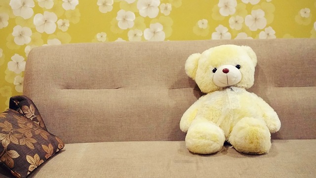 medvídek na gauči