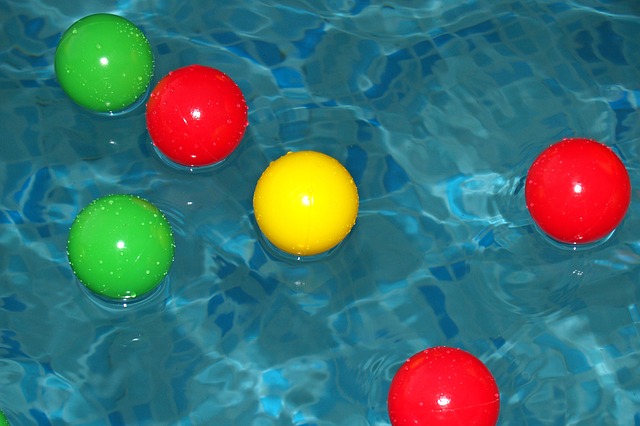 míčky na hladině bazénu